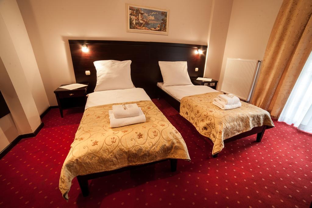 Hotel Maria Strzelin Buitenkant foto