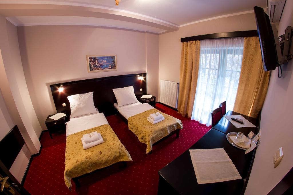 Hotel Maria Strzelin Buitenkant foto