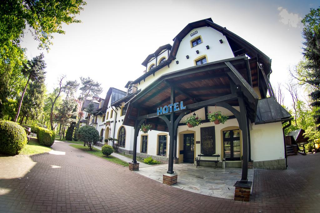 Hotel Maria Strzelin Buitenkant foto