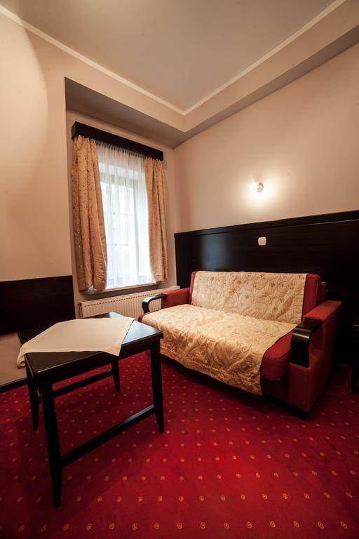 Hotel Maria Strzelin Buitenkant foto
