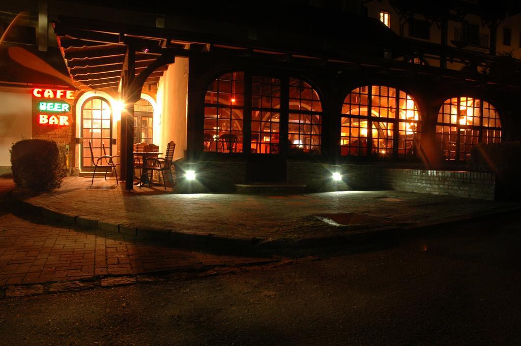 Hotel Maria Strzelin Buitenkant foto