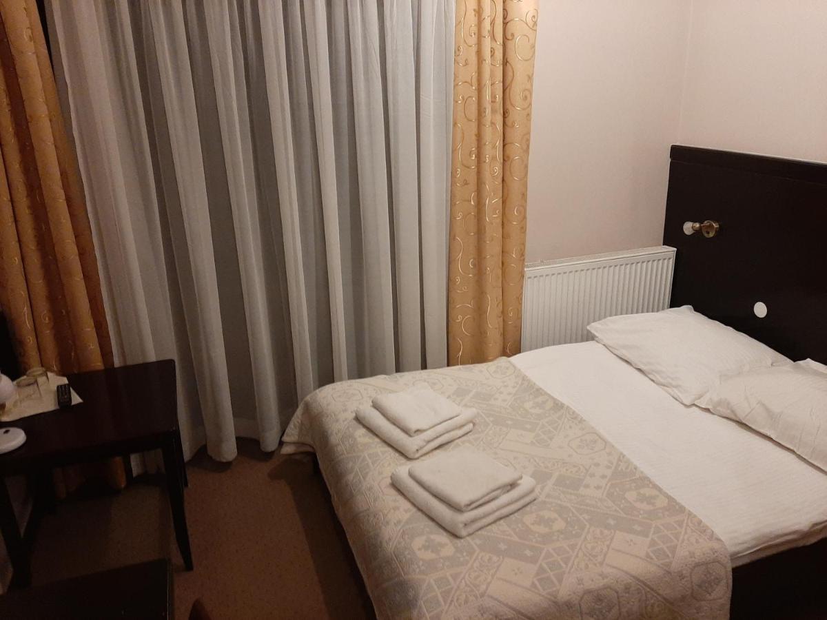 Hotel Maria Strzelin Buitenkant foto