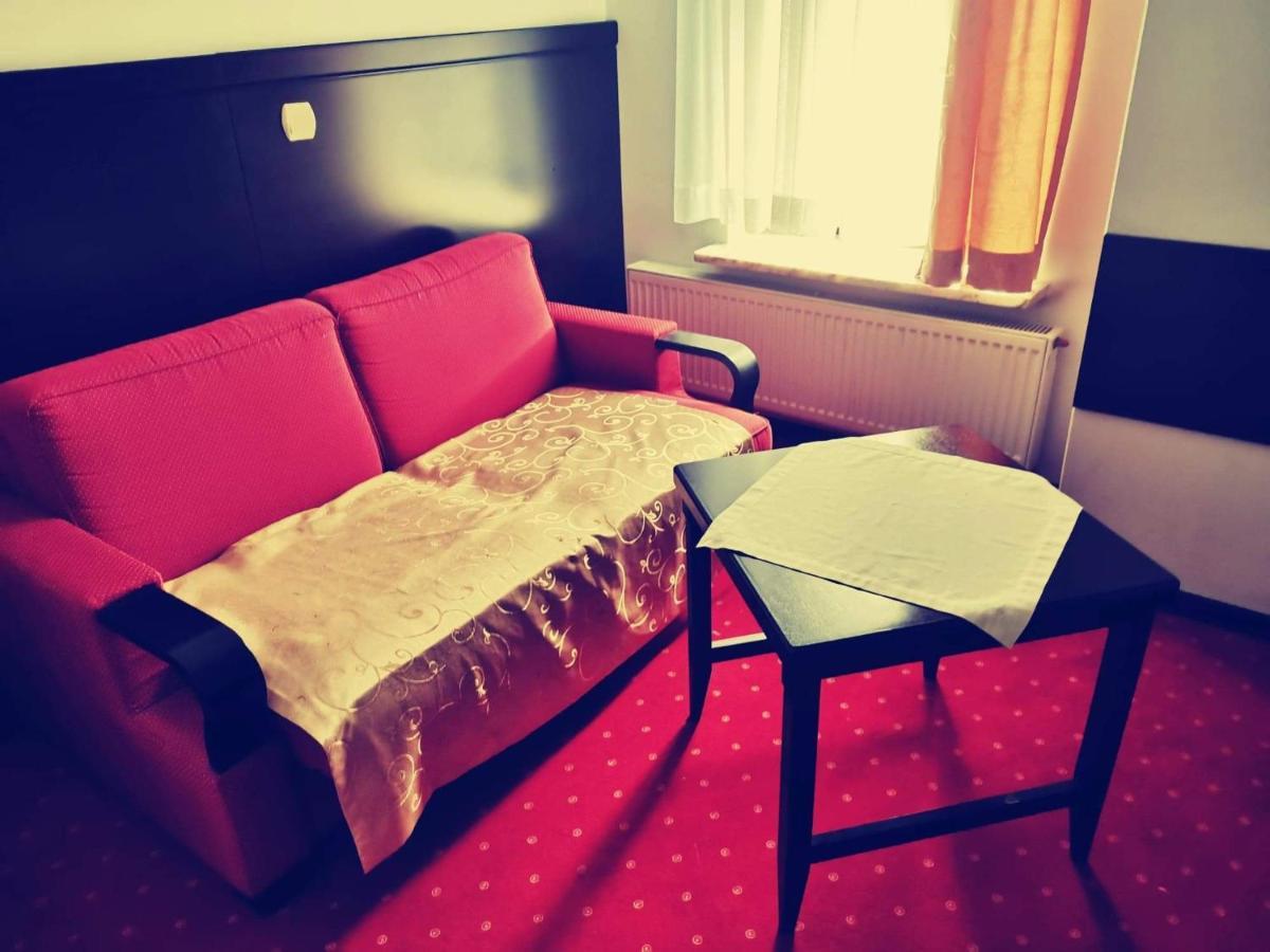 Hotel Maria Strzelin Buitenkant foto